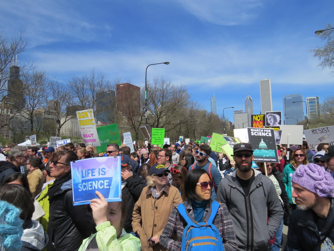 Chicago+comes+together+to+march+for+science