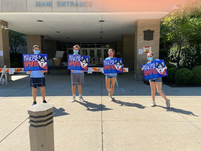 4 Leadership SILCS in charge of handing out signs, (left to right) Jackson Tanner, Jack Kiefer, Isabel Sichlau, and Ruby Dalton