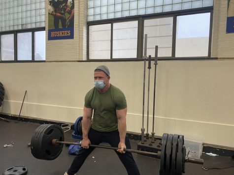 Pligge casually deadlifting more than 400 pounds