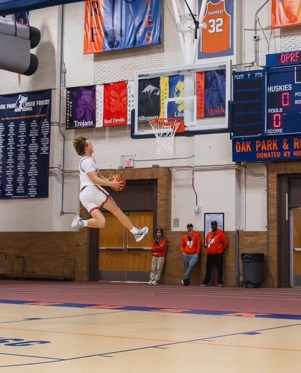 Johnny Nelson preparing to dunk at an OPRF home game